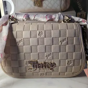 Juicy Couture Beige Checkered Crossbody Bag with Embossed Logo & Adjustable Strap for Everyday Use @glos.vibe @stayfadedbrand #stayfaded #glosvibe