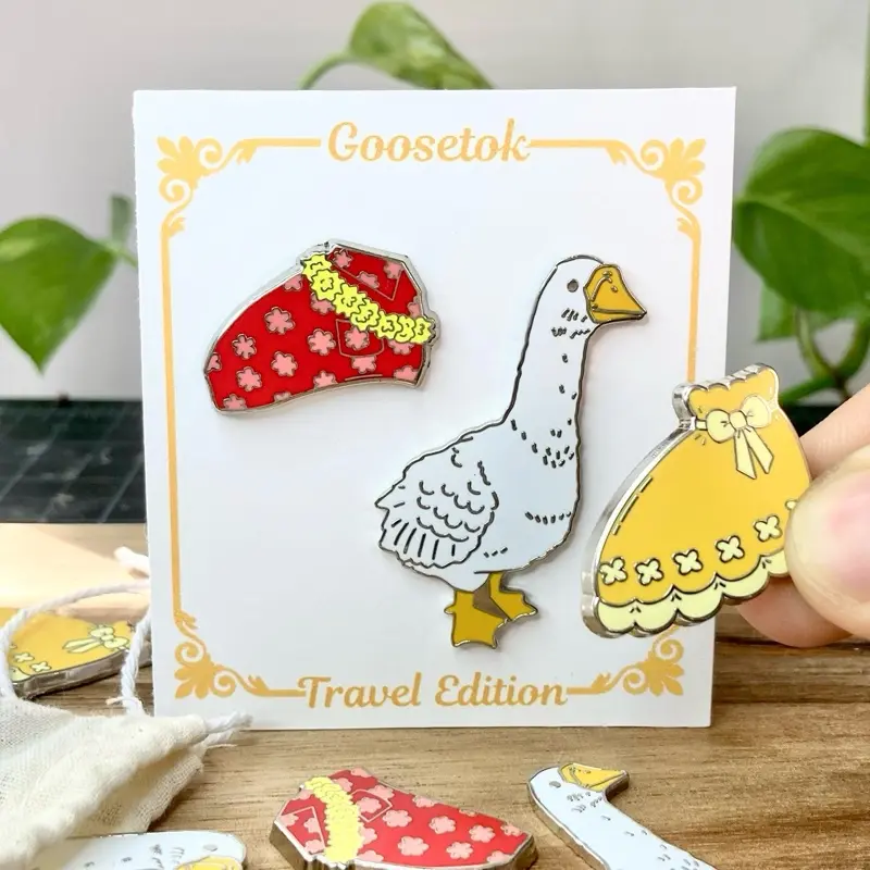 Goosetok travel edition Goose pin with six magnetic outfits!