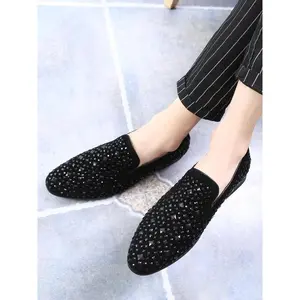 Men’s punk-style loafers with rivet decoration—fashionable pointed-toe slip-on shoes for parties and everyday wear, perfect for men’s outfits.