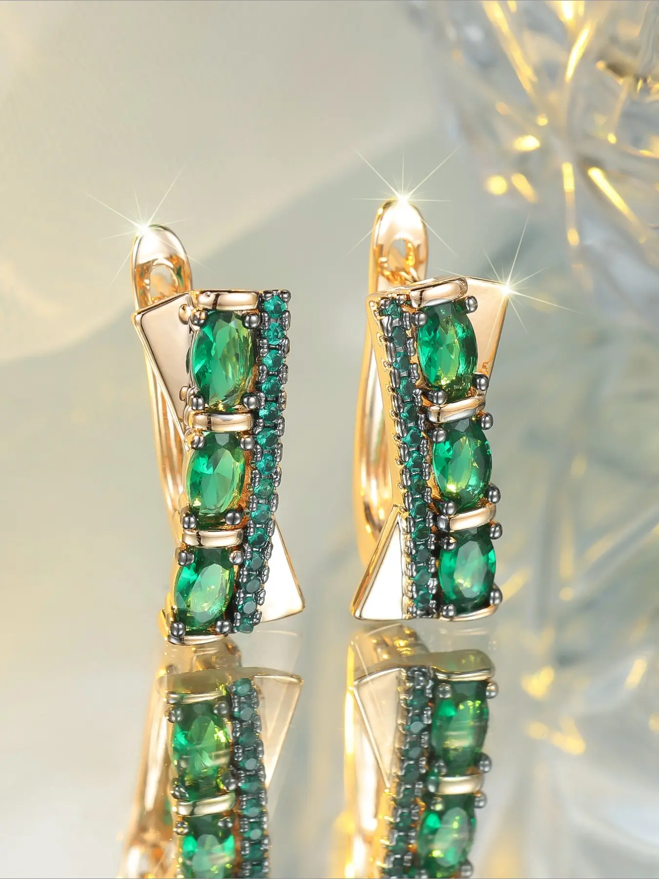 Hot Sale Luxury Vintage French Geometric Emerald Cut Green Zircon Row Diamond Ear Buckle High End Sense Elegant Temperament Women Jewelry Earrings