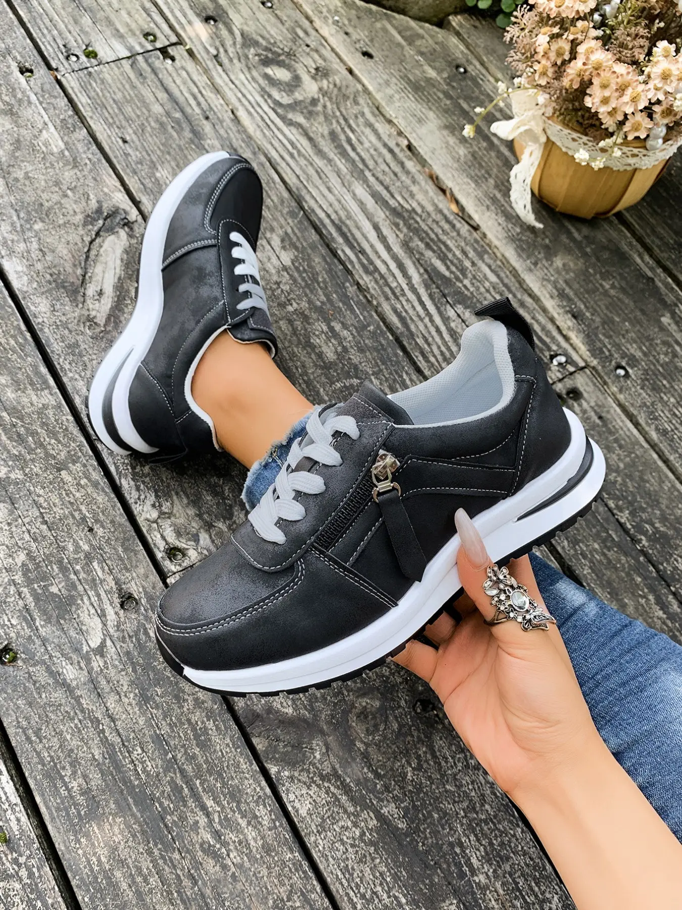 Retro thick soled low top casual shoes for women, non slip sole, zipper decoration, versatile lace up sneakers, suitable for daily commuting, campus, leisure shopping, and various scenarios, Sports Shoes