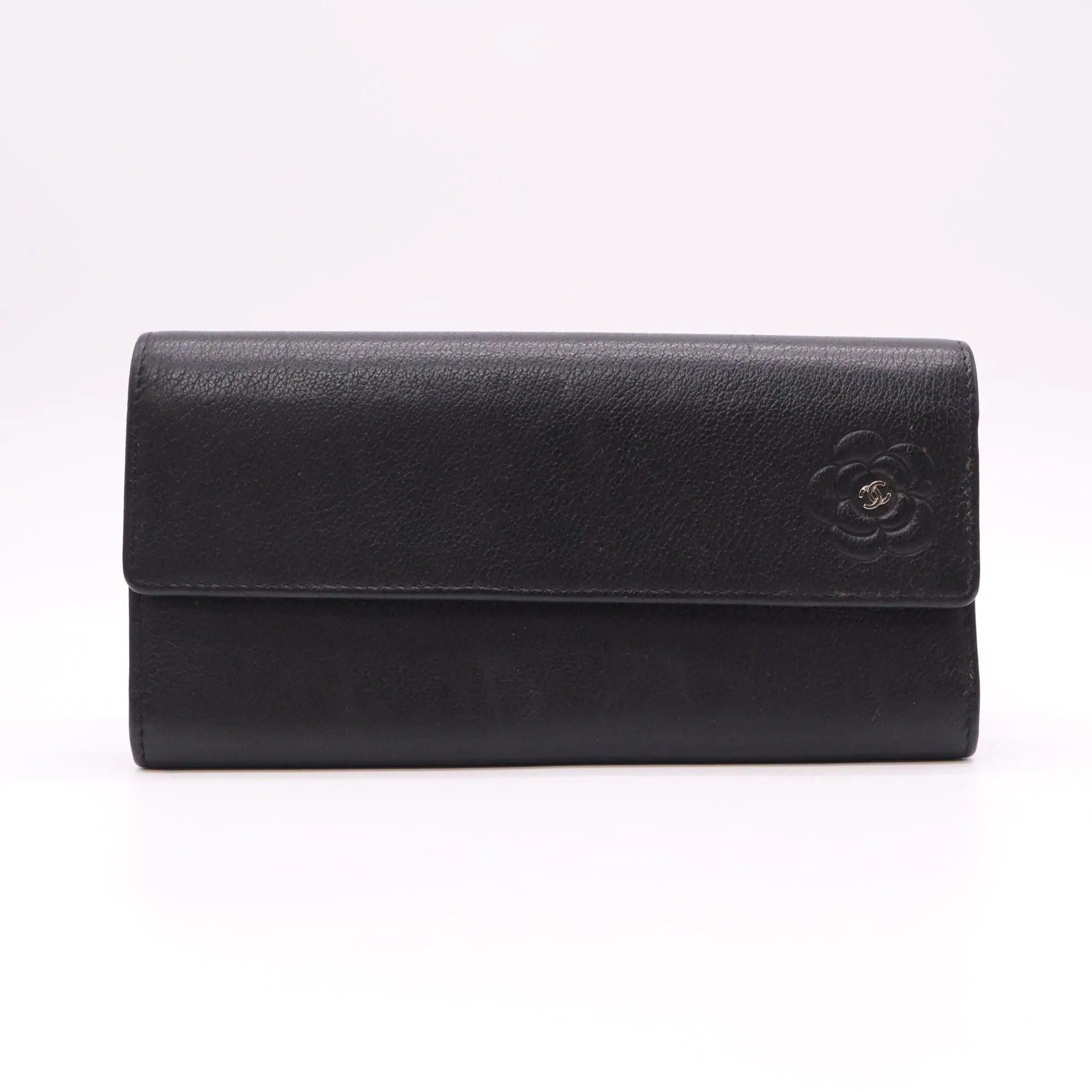 Pre-owned CHANEL Leather Small Leather Goods Camellia CC Logo Grained Calfskin Flap Wallet W22270