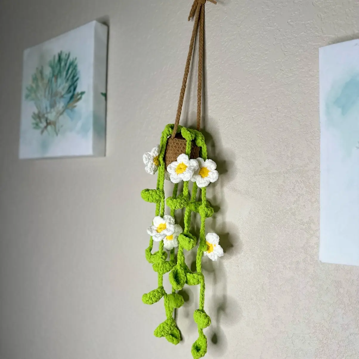 Crochet Hanging Plushie Plant with Daisy Flowers Decor Handmade Wall Unique Home Boho Bedroom Office Decoration Gift for Plant Enthusiasts