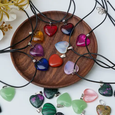 30-piece set of crystal heart-shaped necklaces, Heart design necklace, Necklace stack, crystal glass heart-shaped pendants, with adjustable leather necklace cords, suitable for DIY necklace making, ideal holiday gifts