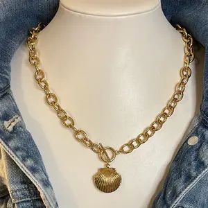 Seashell Toggle Necklace Gold Chain with Scallop Shell Charm Fashionable Jewelry for Women Elegant Ocean Inspired Accessory
