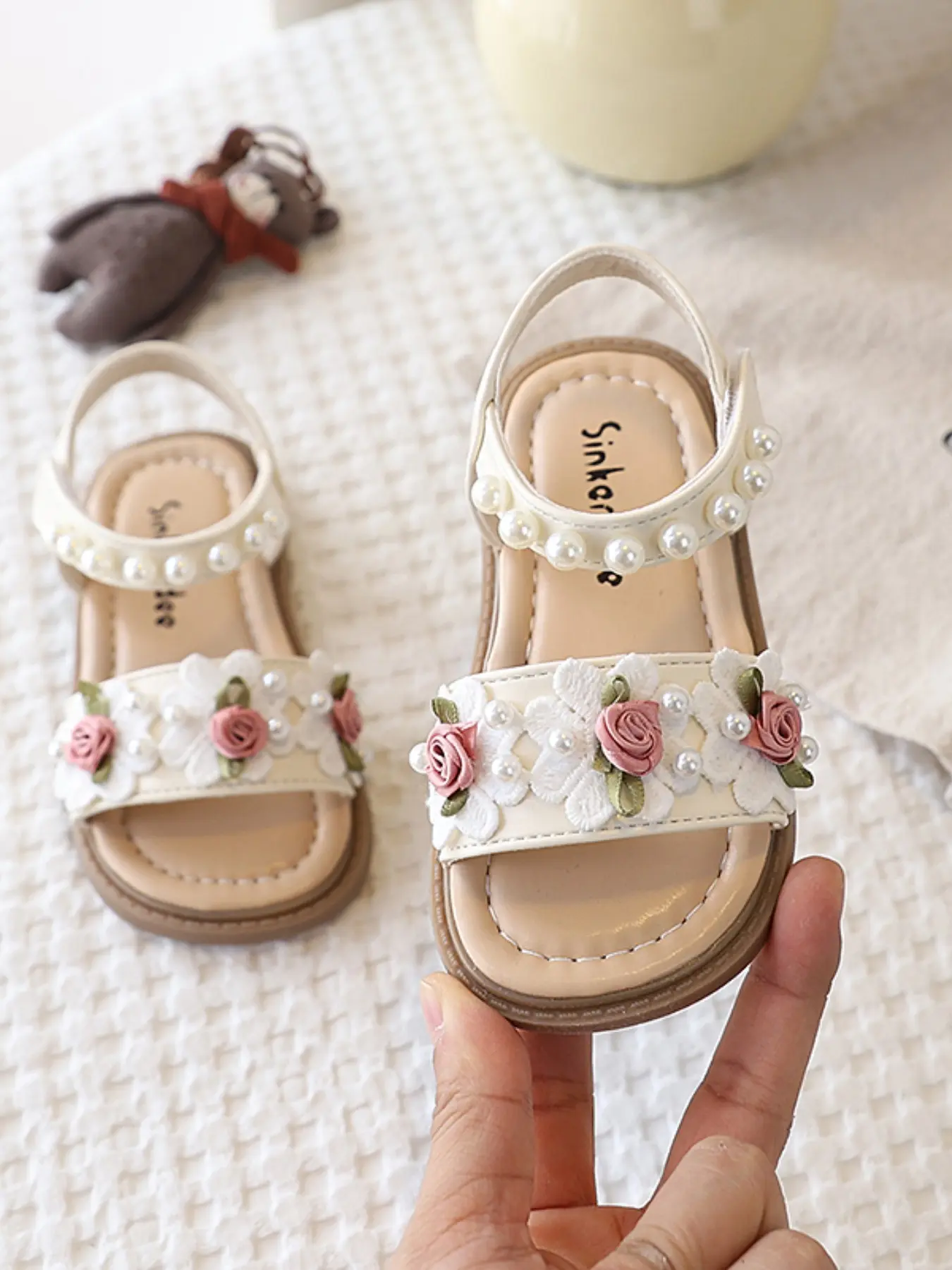 Girls' Pearl Rose Flower Sandals, Elegant Court Style, Non-Slip Soft Sole, Breathable Toe Protection, Summer Party Dress Shoes, Fashionable Sandals, Flower Print Sandals, Pu Sandals, Floral Design Sandals, Pu Rubber Sandals