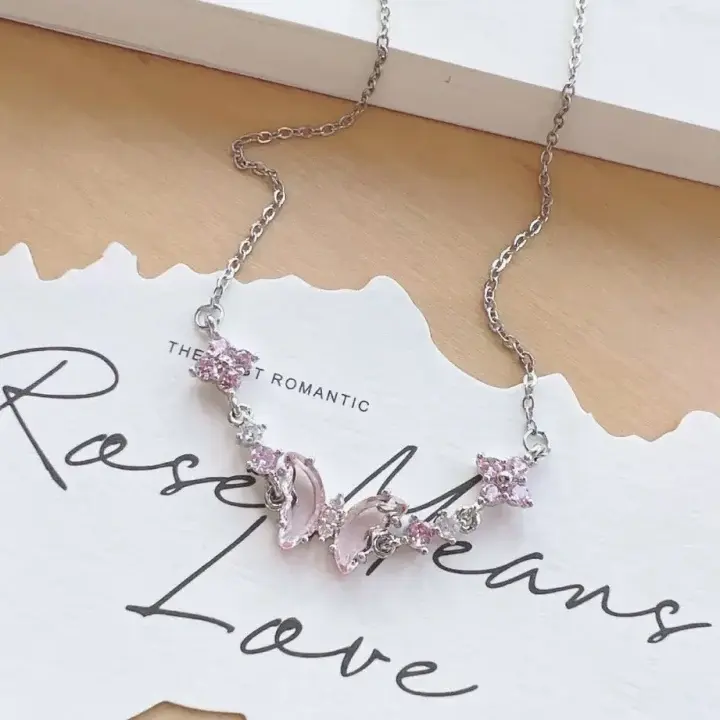 Women's Sparkly Pink Butterfly 4-Leaf Clover Pendant Necklace - Soft Wish-Themed Fashion Costume Jewelry, Ideal for Daily Matching & Date Night Outfits Gift