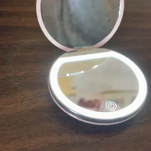 Product Review of Portable Foldable Makeup Mirror, 1 Count Glam Travel Makeup Mirror with LED Light, Compact Mirror for Women, Pocket Size Makeup Tools, Travel Hand Mirror from T**o