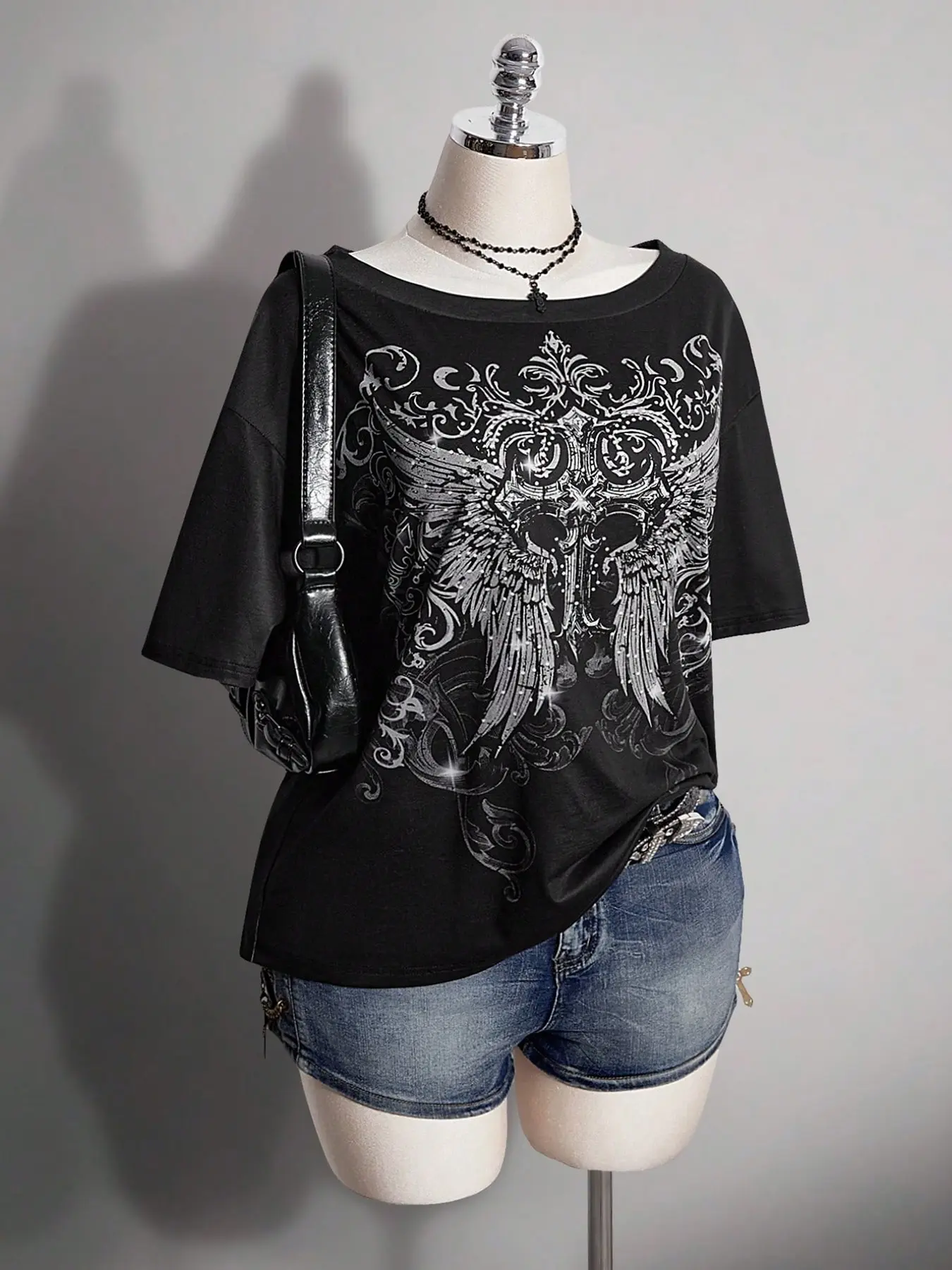 Women's Short Sleeve Asymmetric Vintage Wing Totem Print Top, Slim Fit, Sexy Shoulder Reveal, Summer Casual T-Shirt, Trendy Fashion, Casual Trendy Tee