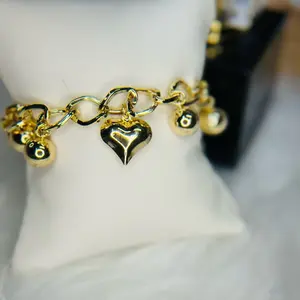 Elegante Pulsera de Corazón en Oro Laminado Gold Plated Heart Charm Bracelet for Stylish Wear