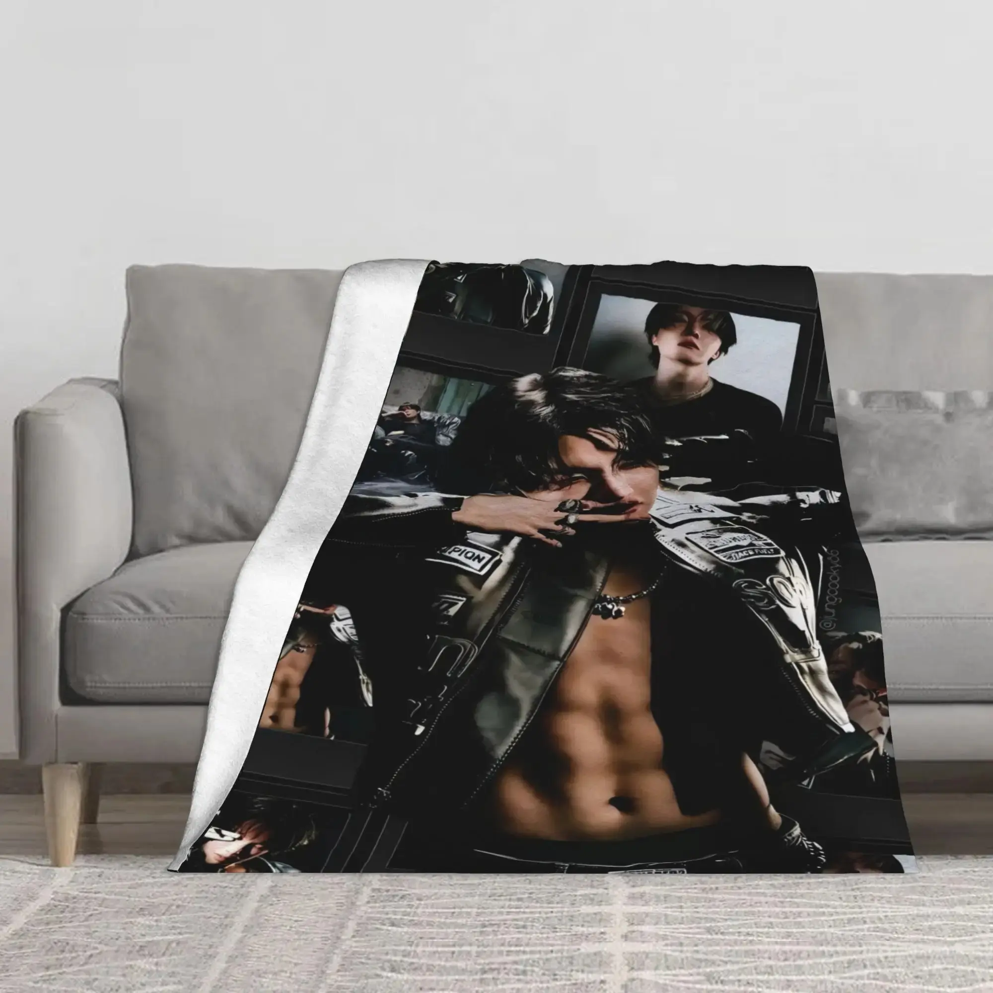 Minimalist Modern Portrait-Inspired Fleece Throw Blanket - Ultra-Soft Single-Side Printed, Luxurious Lounging & Napping Comfort, Sentimental Gift for Sisters