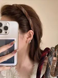 New check-pattern fabric hairband with academic-style diagonal pattern, retro-style headband for going out, face-washing, hair-styling, and anti-slip head accessory.
