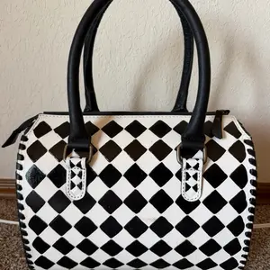 Medium 11” checkered speedy