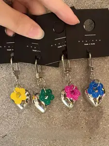 INS fresh-style pendant, elegant metal heart, colorful flower keychain, trendy bag chain, Heart Shaped Keychain