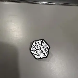 Ask God,Trust God ,Thank God "Fashion Enamel Brooch Badge Decoration with Unique Dice Design, Casual Backpack Accessory, Perfect Gift for All Seasons, Stylish Letter Pattern, Metal Pin, Enamel Lapel Pins