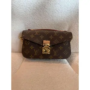 Pre-owned CHANEL caviar Shoulder Bags LOUIS VUITTON POCHETTE MÉTIS EAST WEST