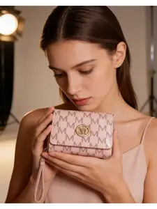 New stylish vintage-style women's wallet with multiple card slots, letter print, and zipper closure. This fashionable and compact Korean-style coin purse is suitable for women and can be used as a wallet, clutch, or small purse.