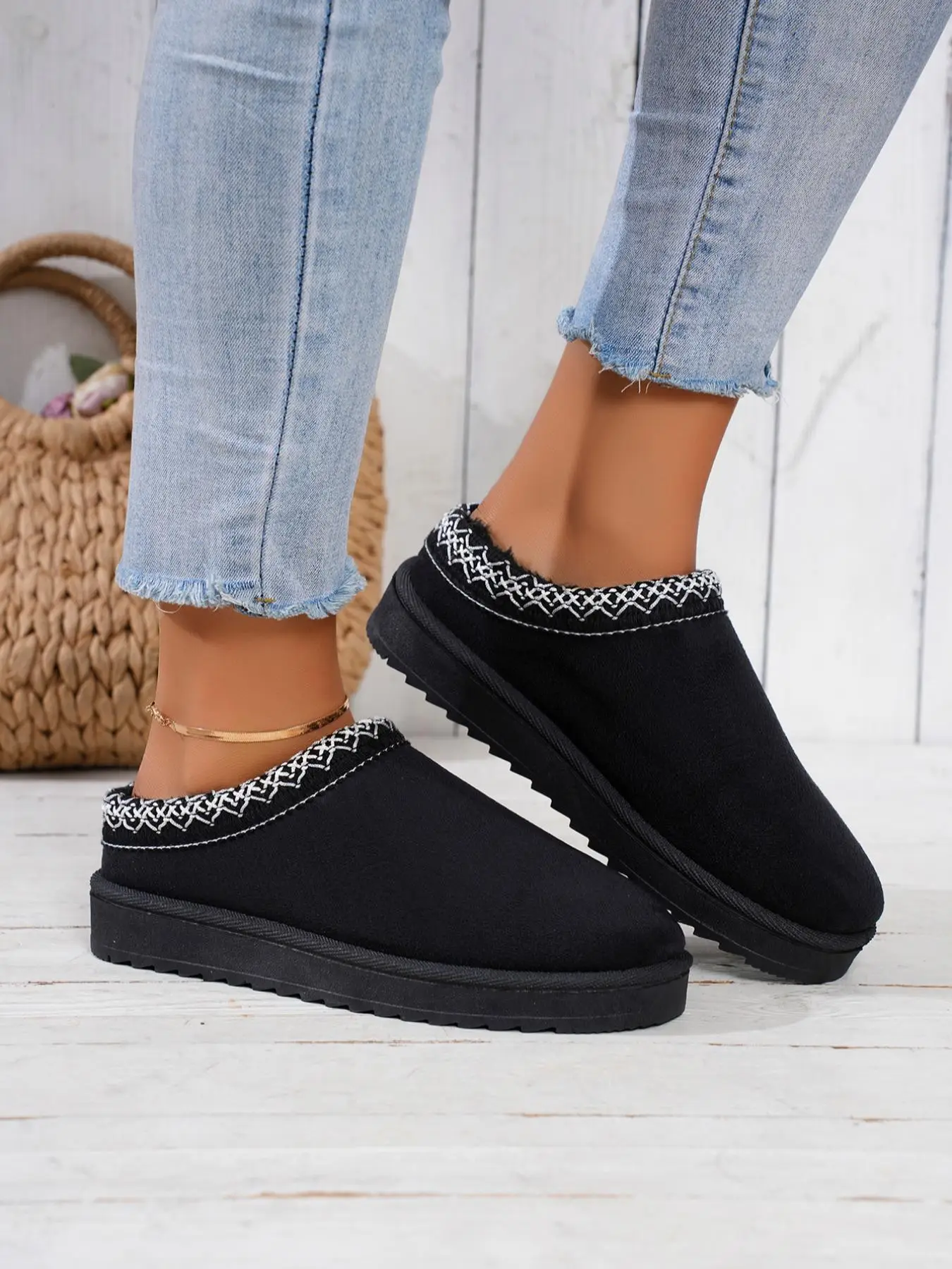 Women's Ethnic Pattern Slip on Skiing Shoes, Casual Sporty Lightweight Non-slip Skiing Shoes, Warm Skiing Shoes for Indoor & Outdoor Wear