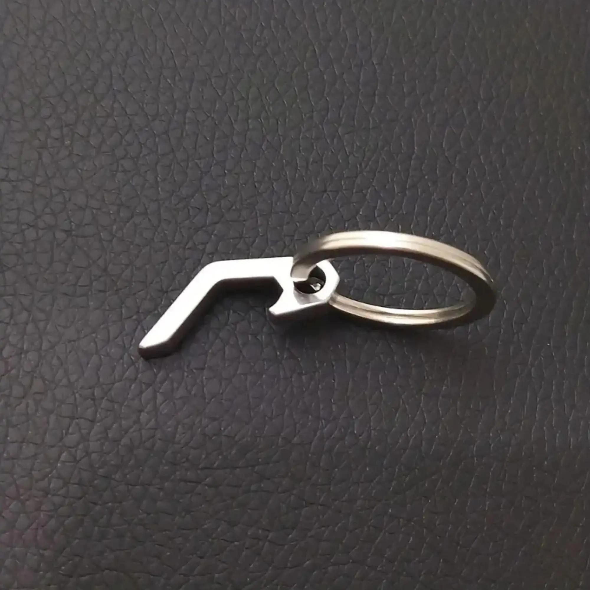 Stainless Steel Mini Bottle Opener Keychain, Portable and Quick Opener for Camping, Outdoor Travel Accessory, Christmas Gift, Kitchenware