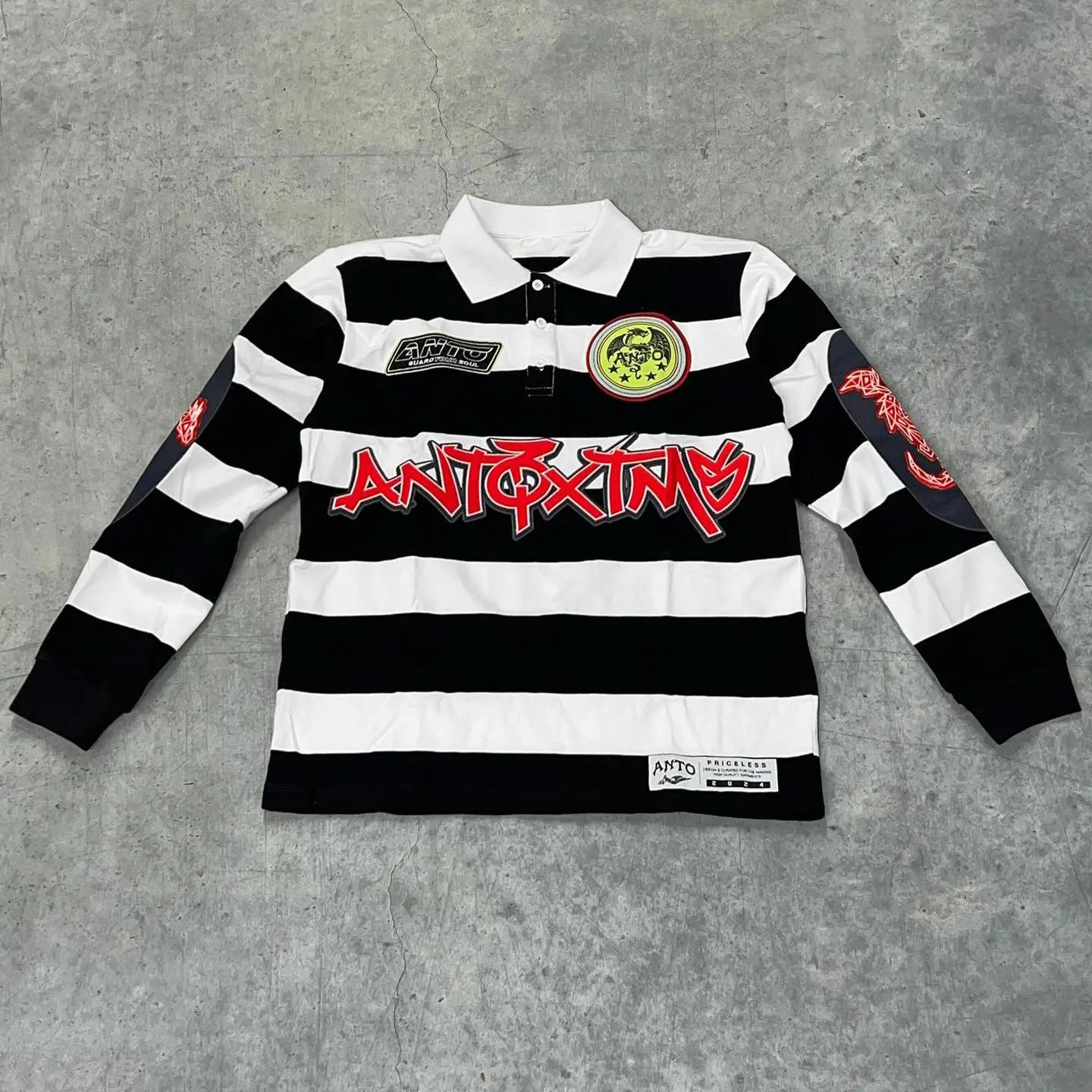 XHau5iysT   Black and White