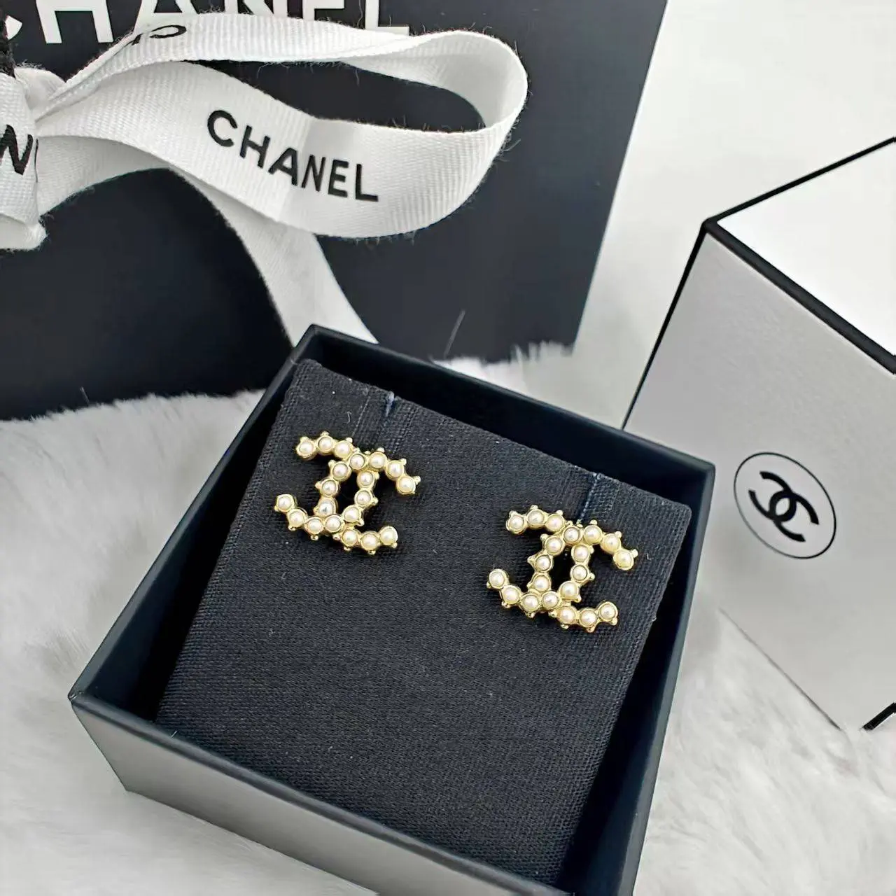 CHANELクリスタルスタッドピアス Pre-owned Chanel Gold Classic Logo Crystal Strass Stud Earrings