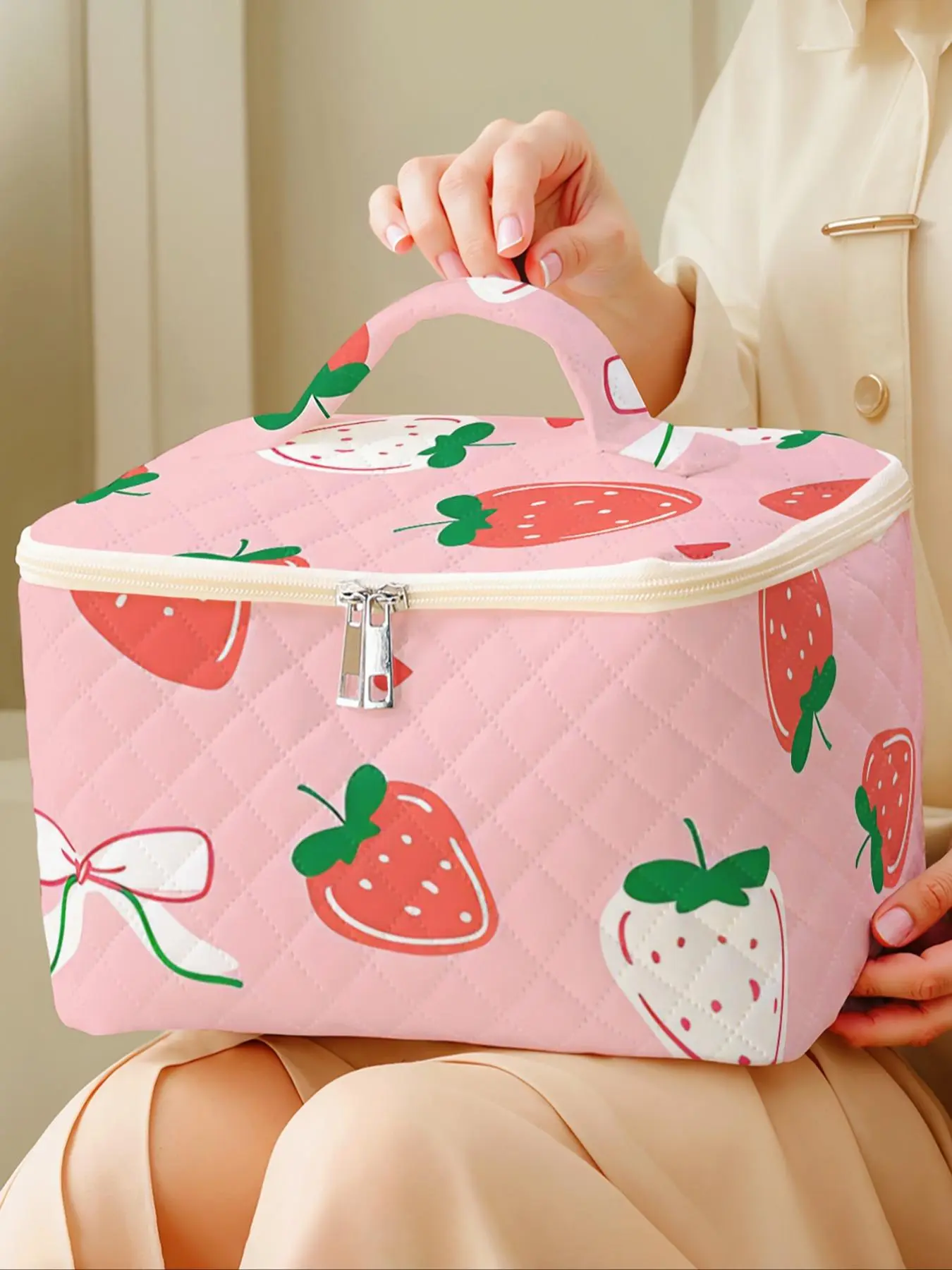 Strawberry Pattern Makeup Bag, Large Capacity Travel Toiletry Bag, Brushes and Accessories Organizer, Portable Travel Toiletries Bag, Cute and Stylish Makeup Bag