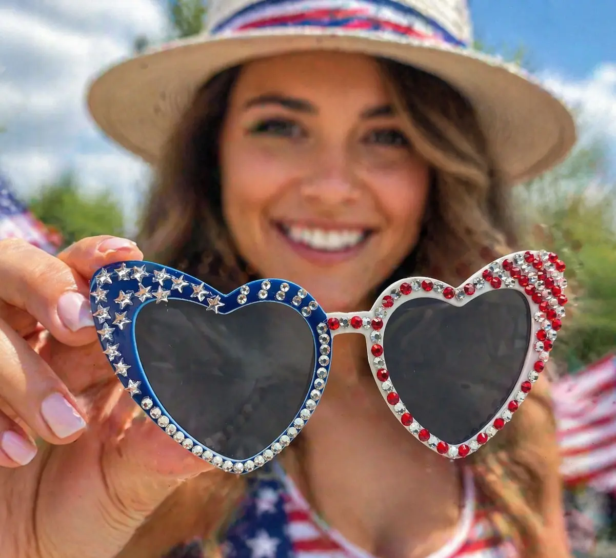 Patriotic Style Full Rim Heart Frame Sunglasses, American Flag Print, 1 Size Fits All Unisex Adult Fashion Accessories for Independence Day Pride with Decorative Accents, One Size, Party Supply, Theme Party Supplies