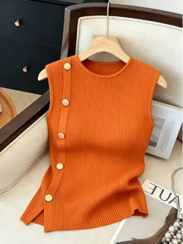 Women's sleeveless knit top, adorned with metal buttons, simple design suitable for commuting, business casual, and office wear; also suitable for parties, New Year's gatherings, Easter, summer Easter, beach outings, and graduation.
