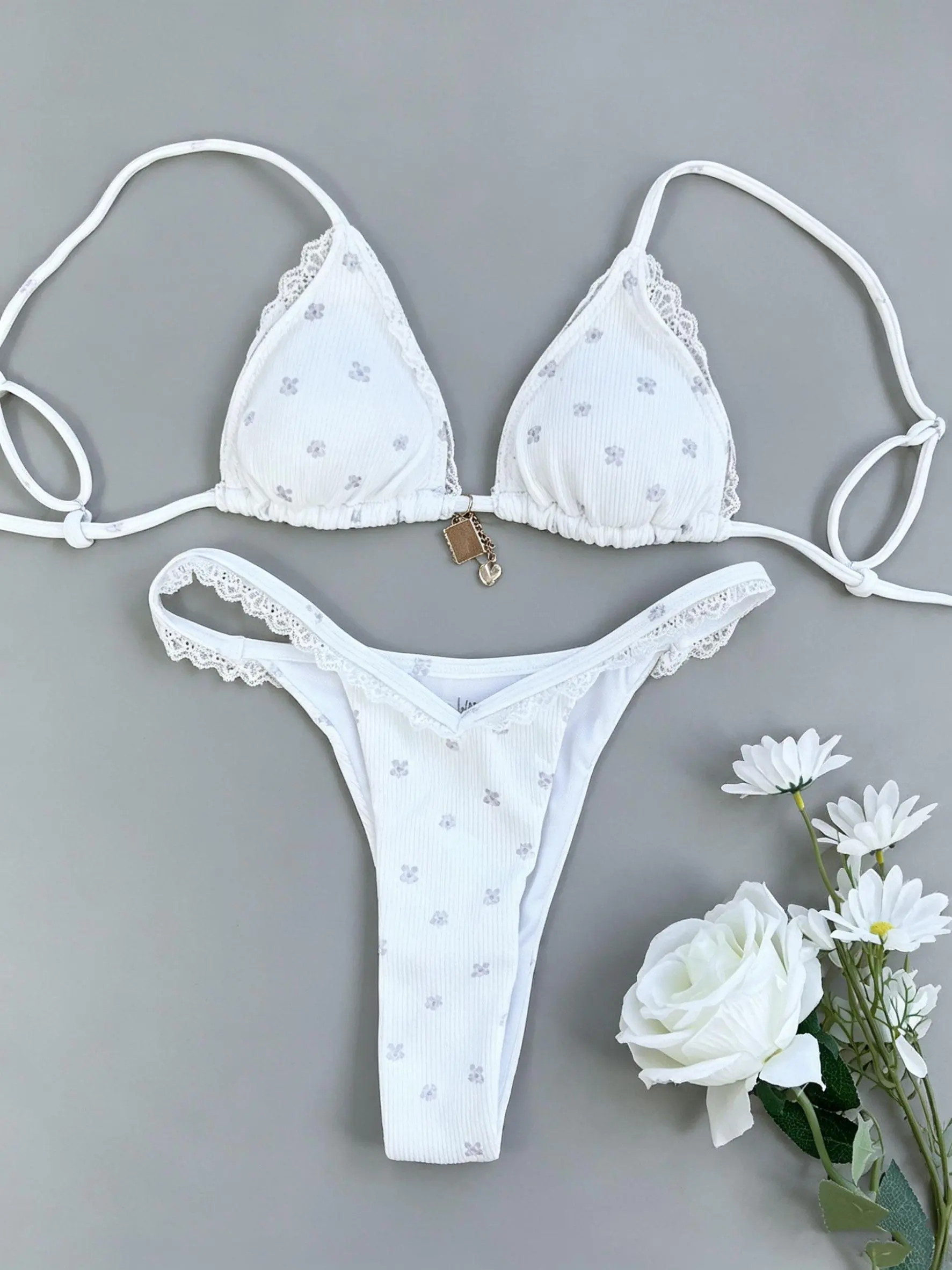 2026 new printed triangle bikini swimsuit set — stylish, sexy women’s two-piece design featuring a low-rise bust area and separate bottoms; casual beachwear for vacations