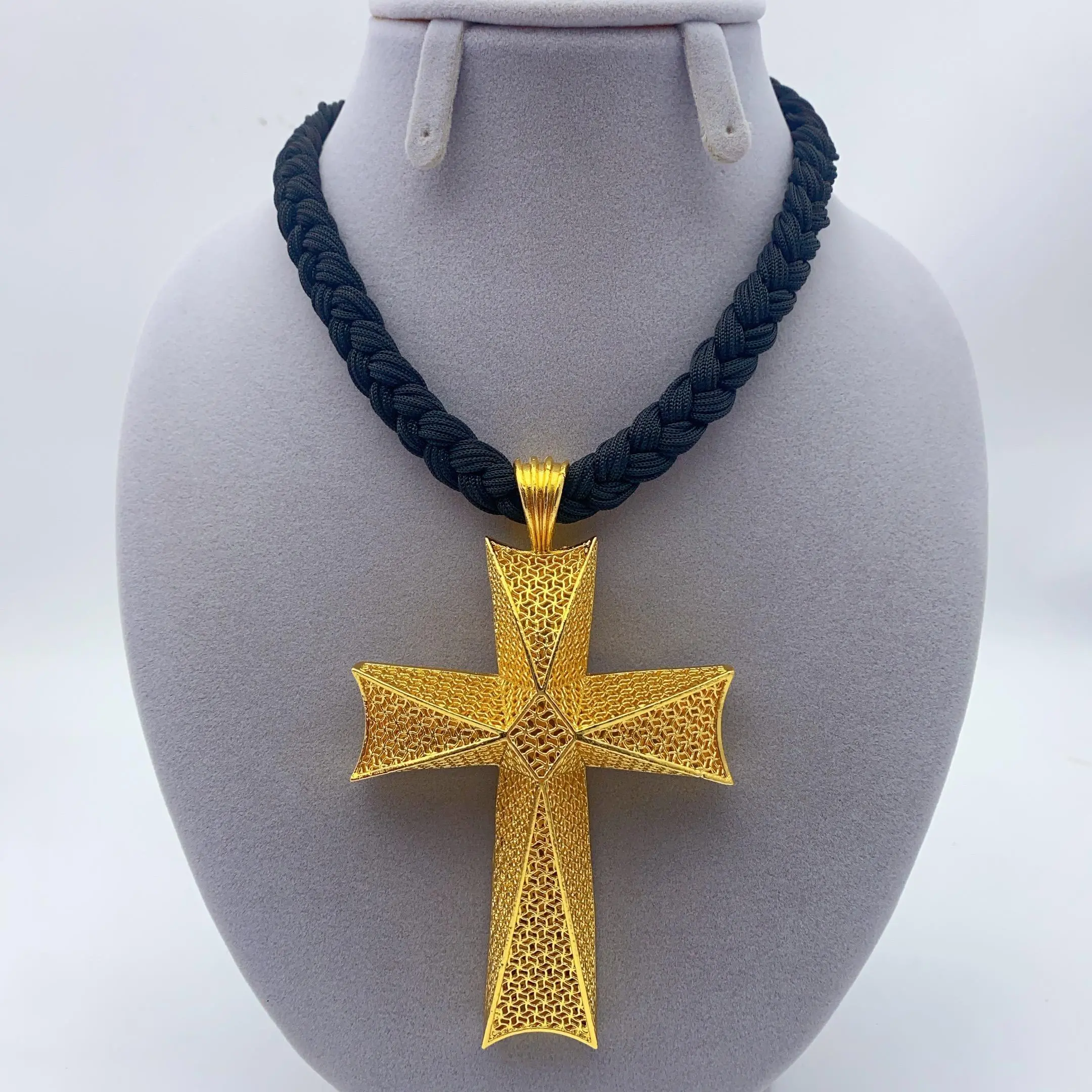 Unisex Black Rope Dubai Gold Color Bold Cross Design Crucifix Necklace, Gold Aesthetic Costume Jewelry for Women, African Chain for Wedding Party Gift
