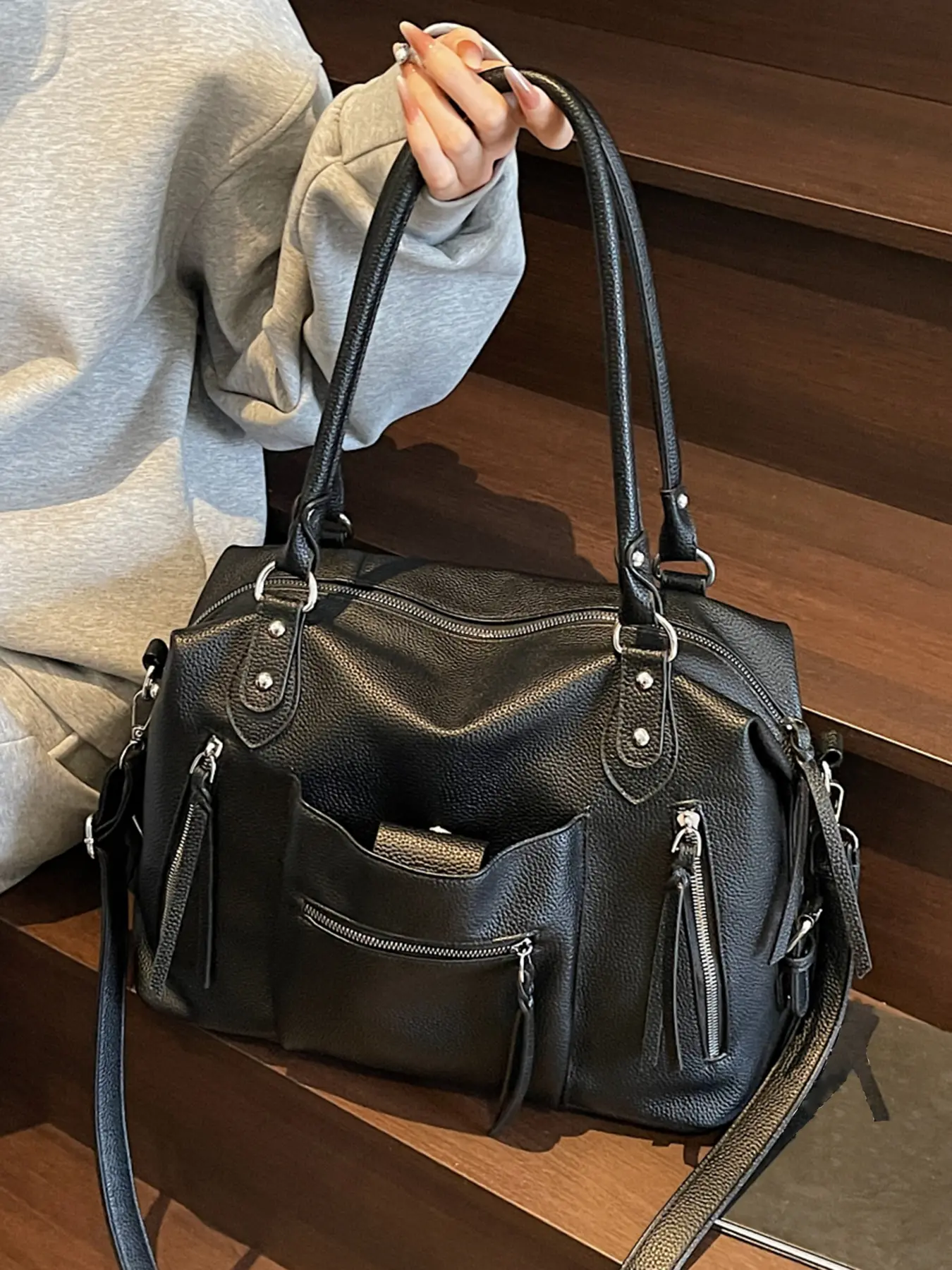 Trendy retro tote bag, versatile textured commuter messenger bag, fashionable women's one-shoulder messenger bag, simple and stylish one-shoulder tote bag, suitable for daily commuting, short-term travel and business trips, etc.