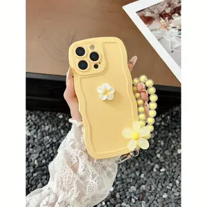 Bright yellow wavy flower phone case with matching floral bracelet, cute and simple design. Suitable for various models including Apple 11, 12, 13, 14, 15; A51, A52, A53, A54, A55, A56, S20, S21, S23, S24, S25, A31, A32, A33, etc