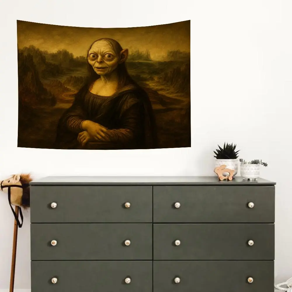 The Mona Gollum Presious Lisa Meme Tapestry – Funny Medieval LOTR Inspired Wall Art, Dark Fantasy Aesthetic Room Decor
