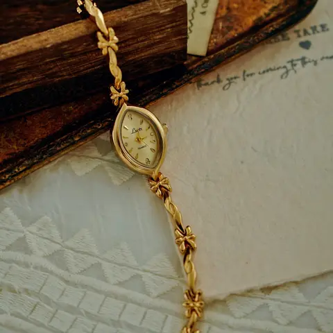 【Black Friday】Women's French Vintage Quartz Analog Watch, Elegant Small-Dial Floral-Link Wristwatch for Daily Wear and Evening Events, Fashionable Waterproof Watch
