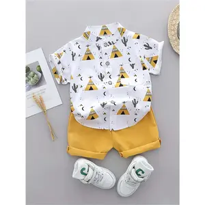 Summer random print pyramid pattern shirt and short-sleeve shorts set for boys and toddlers, perfect for outdoor activities