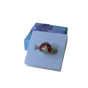 Anillo de lady bug rojo con sirconiss blancas as