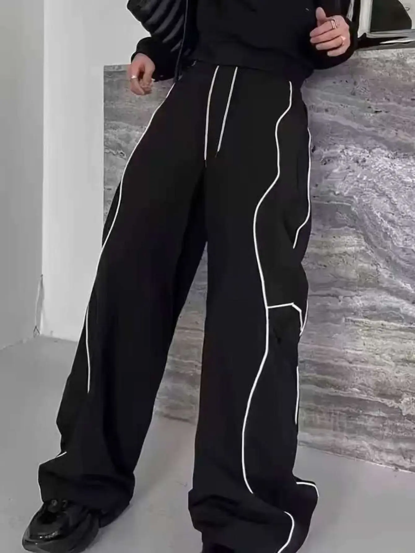 Men’s high-street style white pants with exposed seams, parachute-style design, elastic drawstring waist, loose drape, wide-leg casual long pants