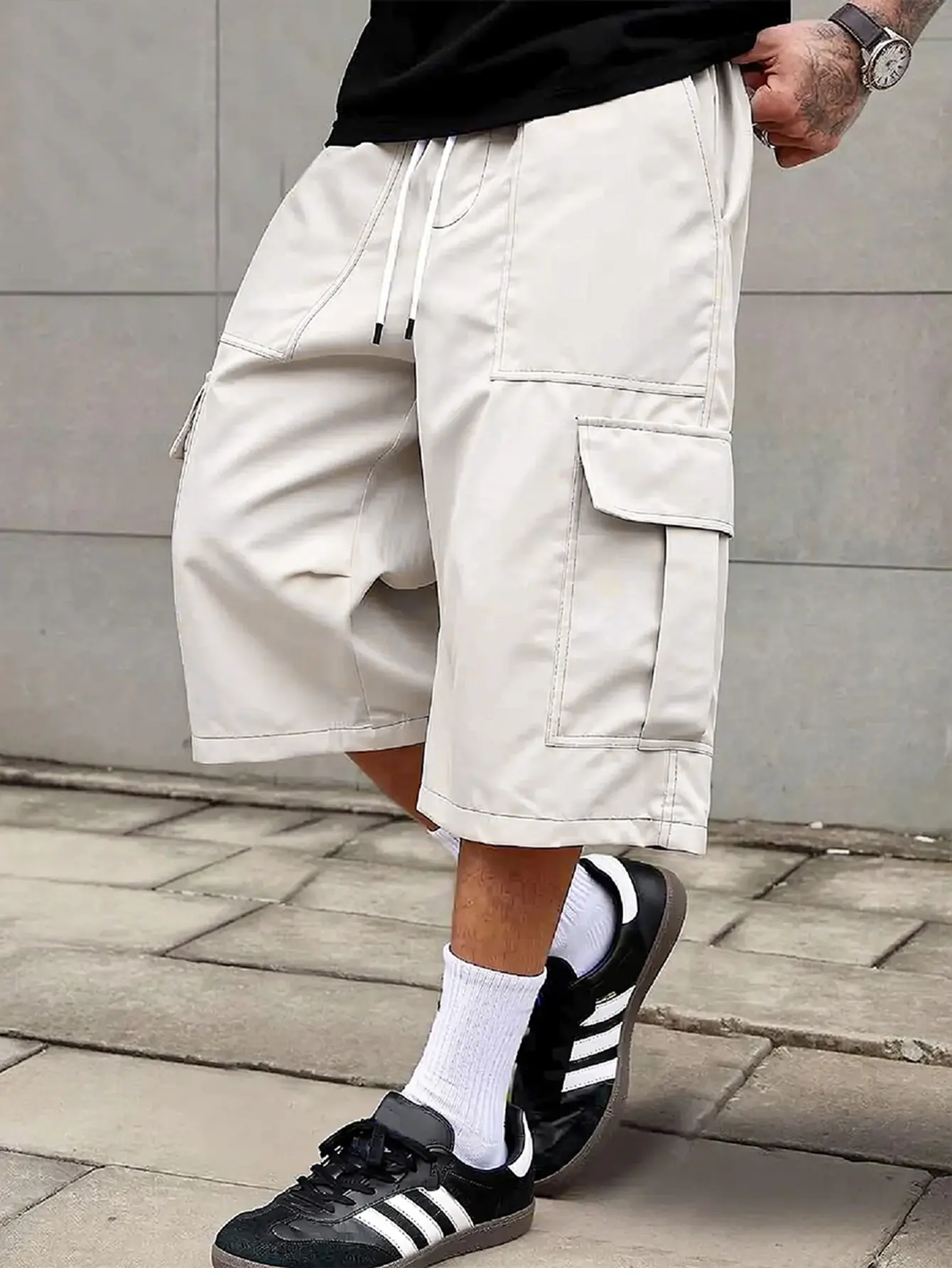 Men’s cargo shorts made from a sturdy, wear-resistant fabric featuring a large side pocket design, a drawstring elastic waistband, and a vintage workwear aesthetic—ideal for everyday outings and casual commuting.
