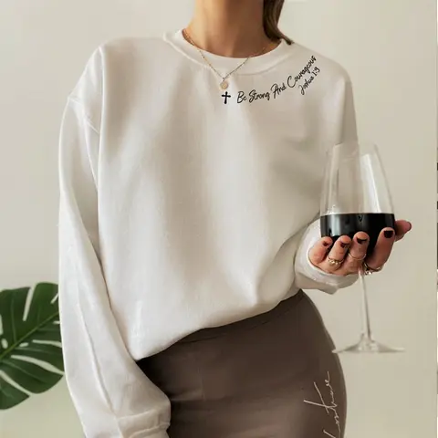 Be Strong and Courageous Sweatshirt – Christian Bible Verse Crewneck, Faith-Based Religious Sweater, Trendy Gift Idea