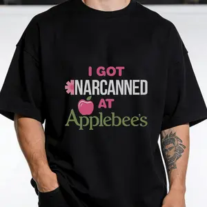 I GOT NARCANNED at Applebee's T-Shirt - Funny Novelty Tee with Iconic Text Print, Loose Fit Round Neck Short-Sleeve Shirt Suitable for Casual Wear & Gifts for Applebee's Fans.png