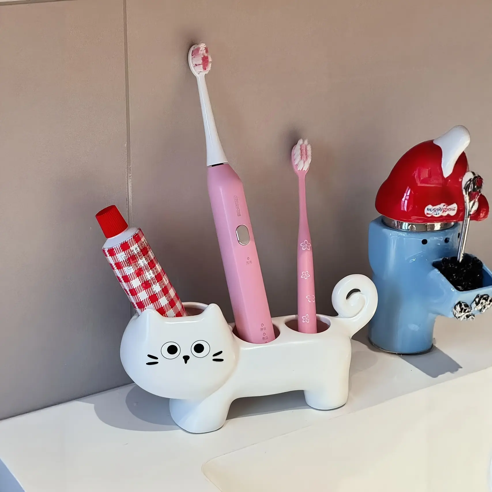 Ceramic Cat-Shaped Toothbrush Holder - Adorable Kitten Bathroom Storage with Cute Kitty Design, Space-Saving Countertop or Wall-Friendly (No Installation) Suitable for Toothbrushes & Dental Care, Ceramic Cat for & s
