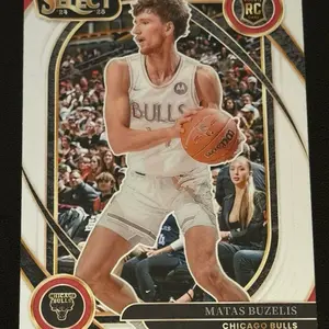 BASKETBALL - 2024-25 Panini Select - Matas Buzelis RC Courtside SP - Chicago Bulls Rookie Card sports  cards