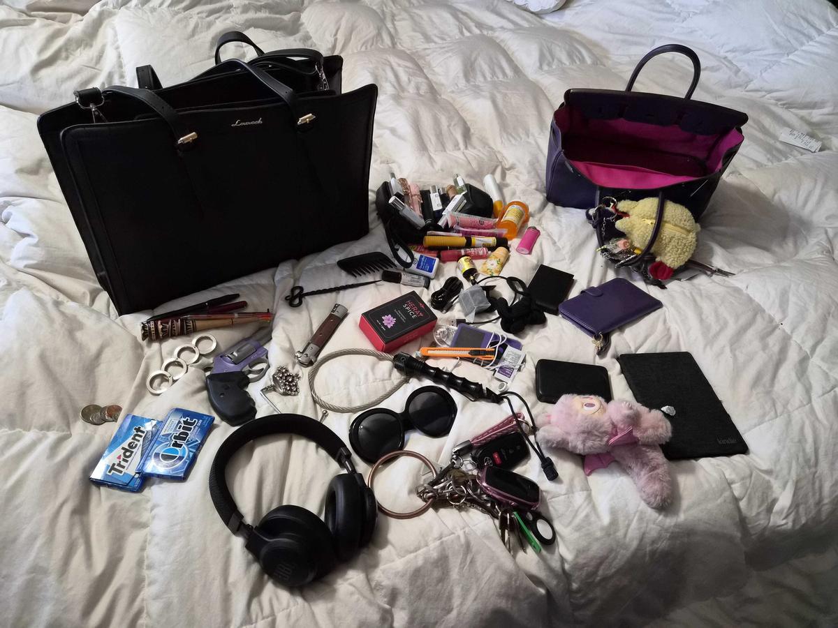 Item: Black(Leather), 17.3''