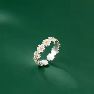 Small Daisy Ring, a Fresh And Elegant White Flower Resin Ring, Perfect for Ladies' Style. A High-Quality Gift for Holidays And Anniversaries, Suitable for Everyday Wear.