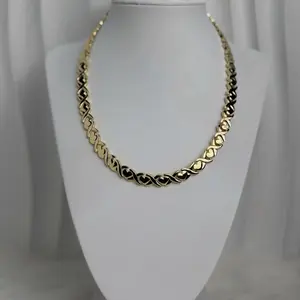 Jenny’s Everyday Luxe 2-Piece Costume Jewelry Set – 18” Cadena, 7” Eslabón XoXo Brazalete