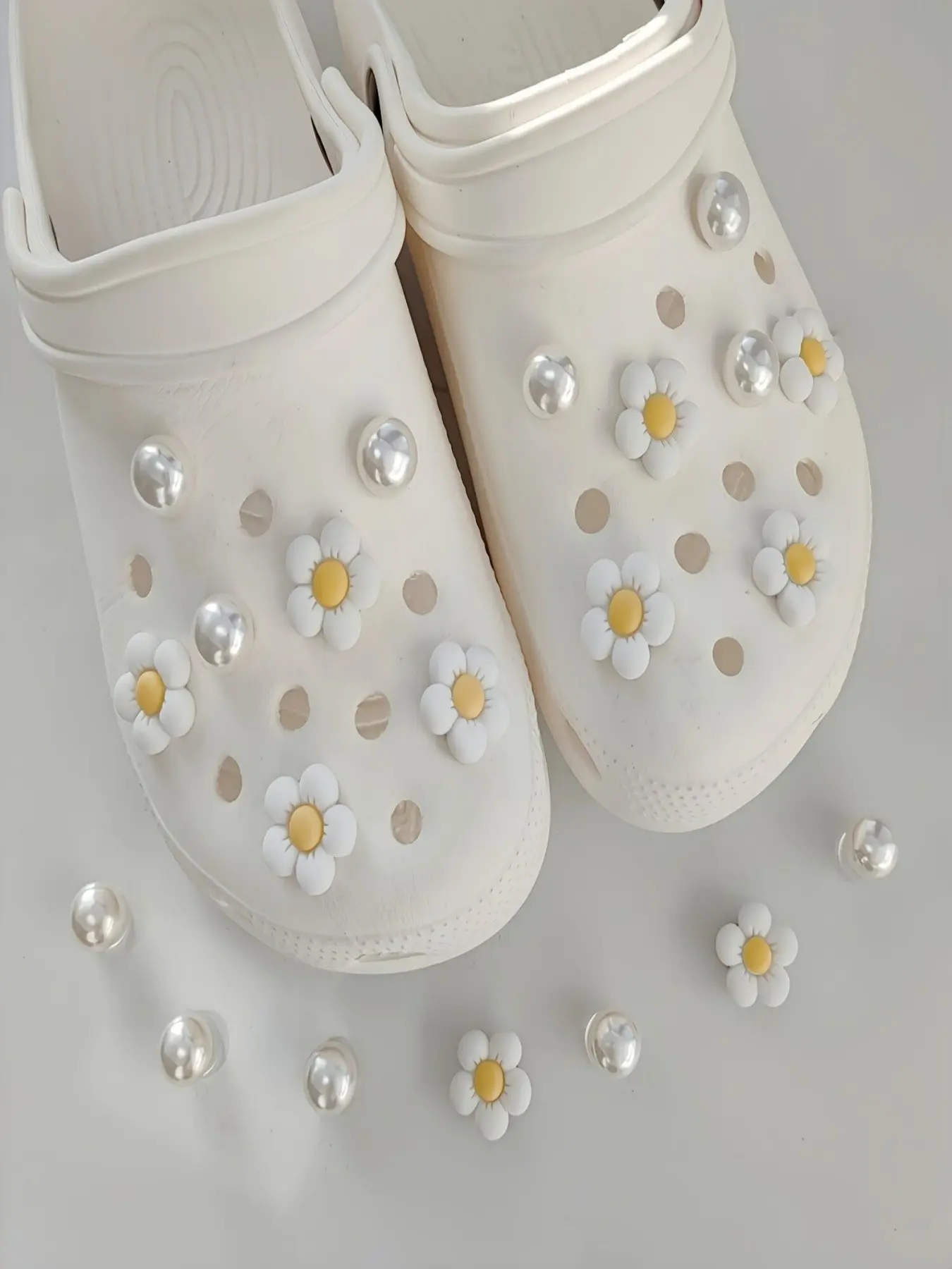 14pcs Y2K Floral Pearl Shoe Charms, Cute Heart Rhinestone Camellia Shoe Decorations, Resin Decoration for Hole Shoes and Bracelets