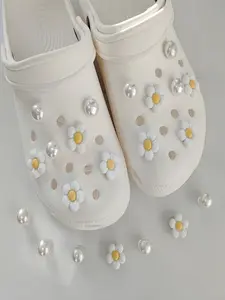 14pcs Y2K Floral Pearl Shoe Charms, Cute Heart Rhinestone Camellia Shoe Decorations, Resin Decoration for Hole Shoes and Bracelets