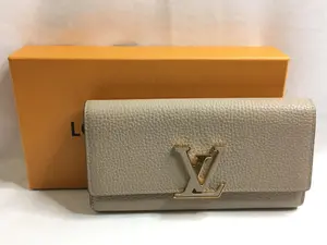 Pre-owned Louis Vuitton Leather Small Leather Goods Capucines Long Wallet Pebble