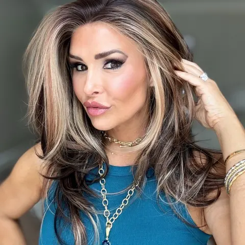 AISOM Jenna Sunlit Mocha Layered Straight Free Part Lace Front Wig 20 inches with Scandinavian Hairline Woft Cut Low Density Glueless Lace Wig Daily Use