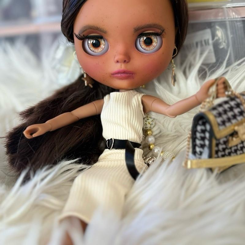 Daisydhey Blythe Doll with Long Brown Hair and Elegant White Dress Featuring Stylish Accessories and Detailed Features